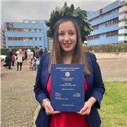 Laireata in Filologia moderna impartisce lezioni di latino a studenti di scuola superiore e universitari